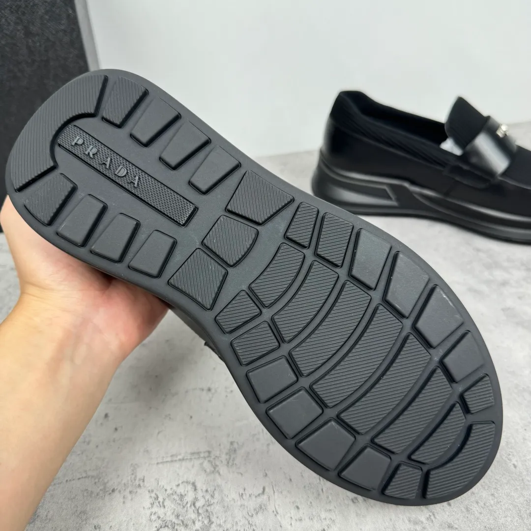 Batch 700 Prada/Prada men's matte leather thick-soled lightweight loafers! Casual fit, lightweight rubber sole slip-on driving shoes, matte calfskin wrapped around the entire upper, front body in pebbled calfskin/soft cloth, two styles available! Decorated with genuine leather buckle, front decorative details of PRADA silver letters, genuine leather feet, classic silver letter logo badge details, technical mesh lining, push-on opening and closing method, convenient and comfortable, cool and breathable! Paired with a lightweight, sporty functional thick sole, it is extremely comfortable on the feet and will not be tiring after long-term wear. It is available in multiple colors to meet different matching needs and comes with a complete package! Size: 39-40-41-42-43-44 Leather shoe size Item number: 2EE915 leather cloth black